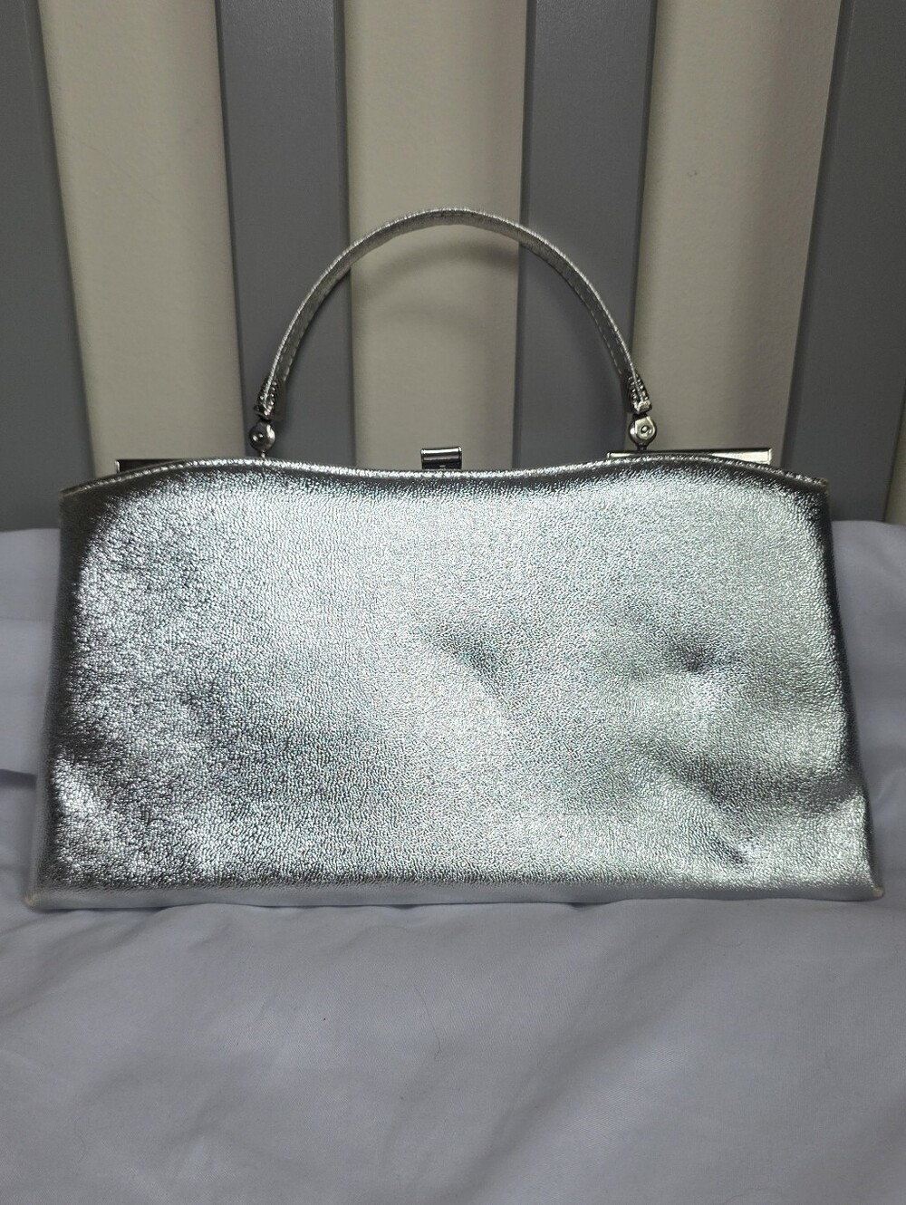 Ande Vintage Silver Lame' Clutch With Pull Up Handle And Seashell Details